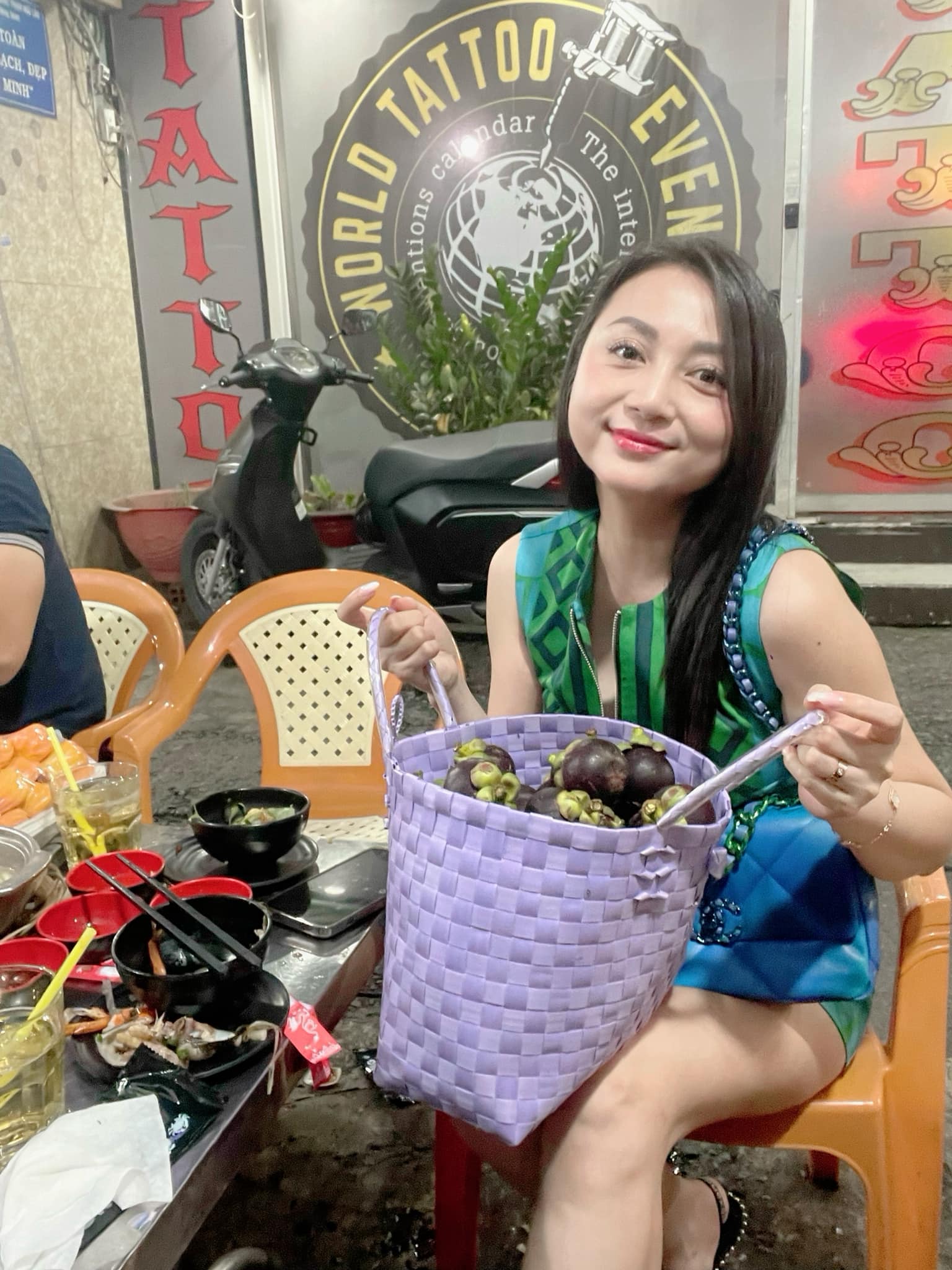 CHỊ TUYẾT NGÂN